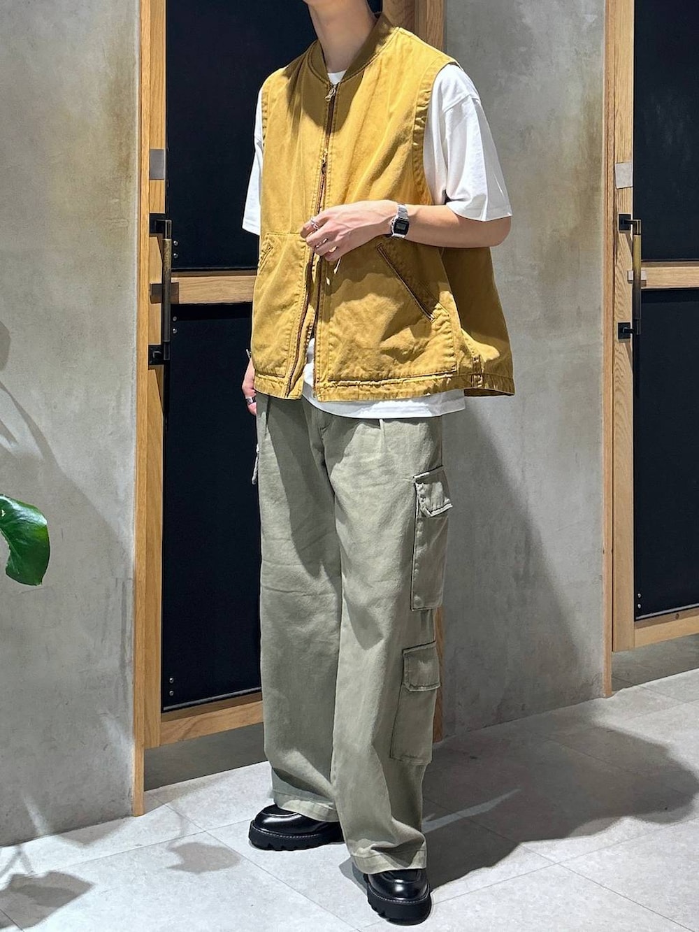 「女子ウケ、ベーシック/シンプル、デート/ロマンティック、春コーデ、夏コーデ、ラフ、モテ、Tシャツ、ネックレス、スラックス、ワイドパンツ、RAGEBLUE、カジュアル、ベスト、秋コーデ」｜「SIGNAL SPORTSの【SIGNAL SPORTS】ワンポイント刺繍/天竺コットンルーズTシャツ（Tシャツ/カットソー、ホワイト系）」を使った、 koutaさん（メンズ・173cm）の夏コーディネートの2枚目の写真