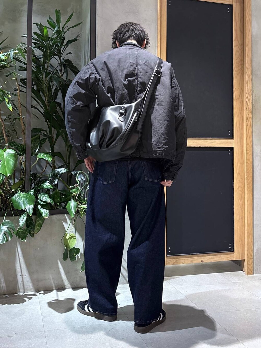 ブラック系のスニーカー、ブラック系のモッズコート、ブラック系のニット/セーターを着用したメンズの冬コーディネートの5枚目の写真