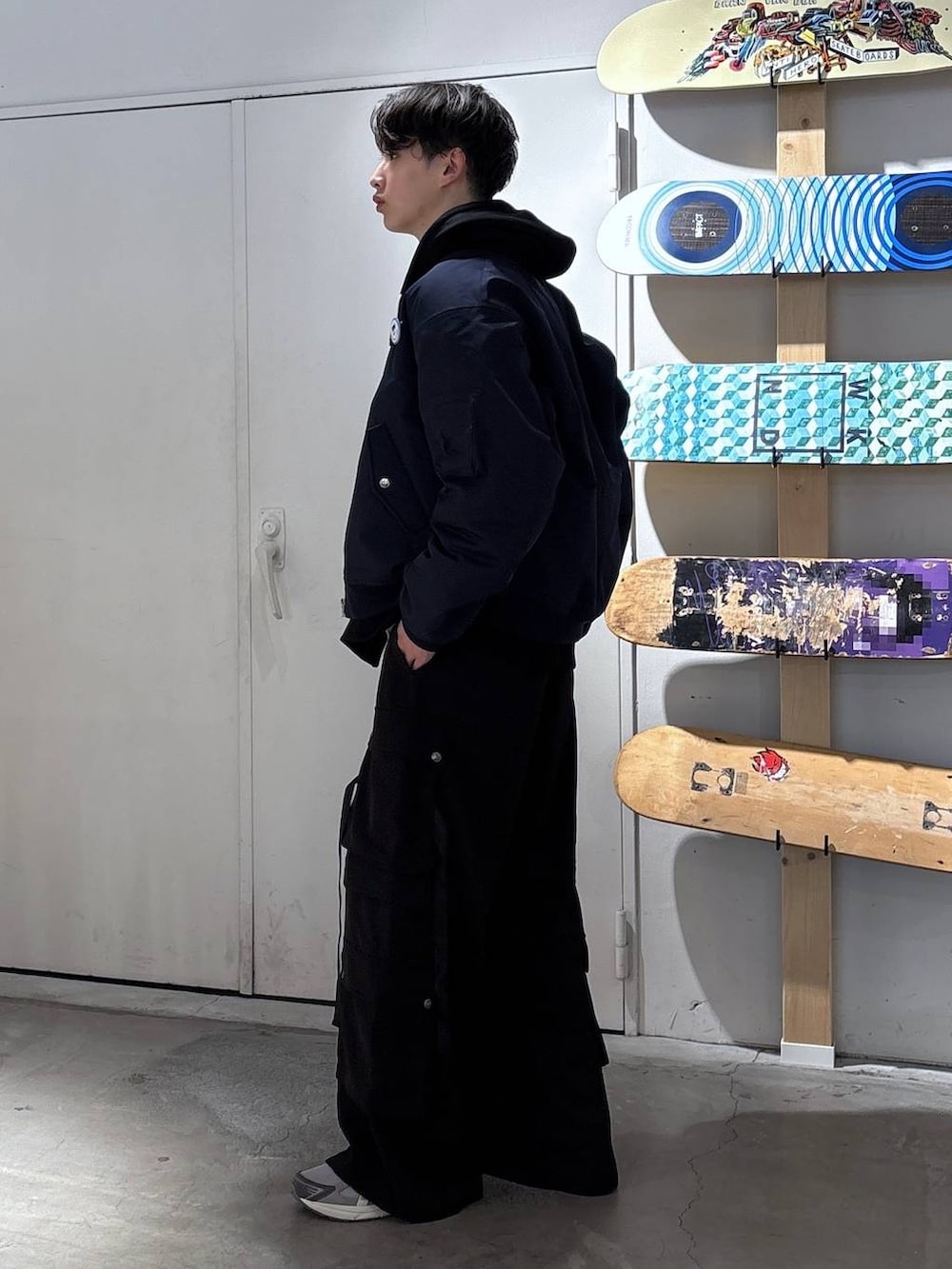 ホワイト系のTシャツ/カットソー、ブラック系のカーゴパンツ、ブルー系のMA-1を着用したメンズの春コーディネートの9枚目の写真