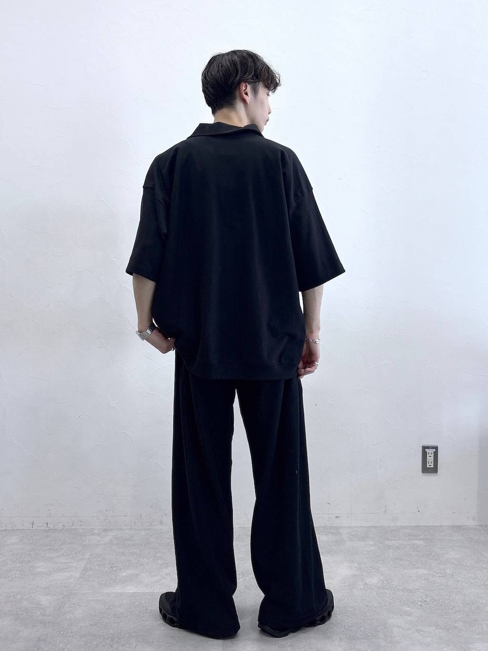 ブラック系のTシャツ/カットソー、ブラック系のスウェットパンツ、ブラック系のスニーカーを着用したメンズの春コーディネートの5枚目の写真