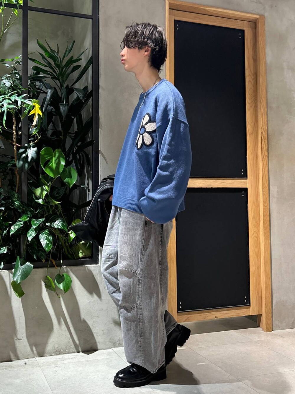 グレー系のブルゾン、ブラック系のドレスシューズ、グレー系のデニムパンツを着用したメンズの冬コーディネートの8枚目の写真