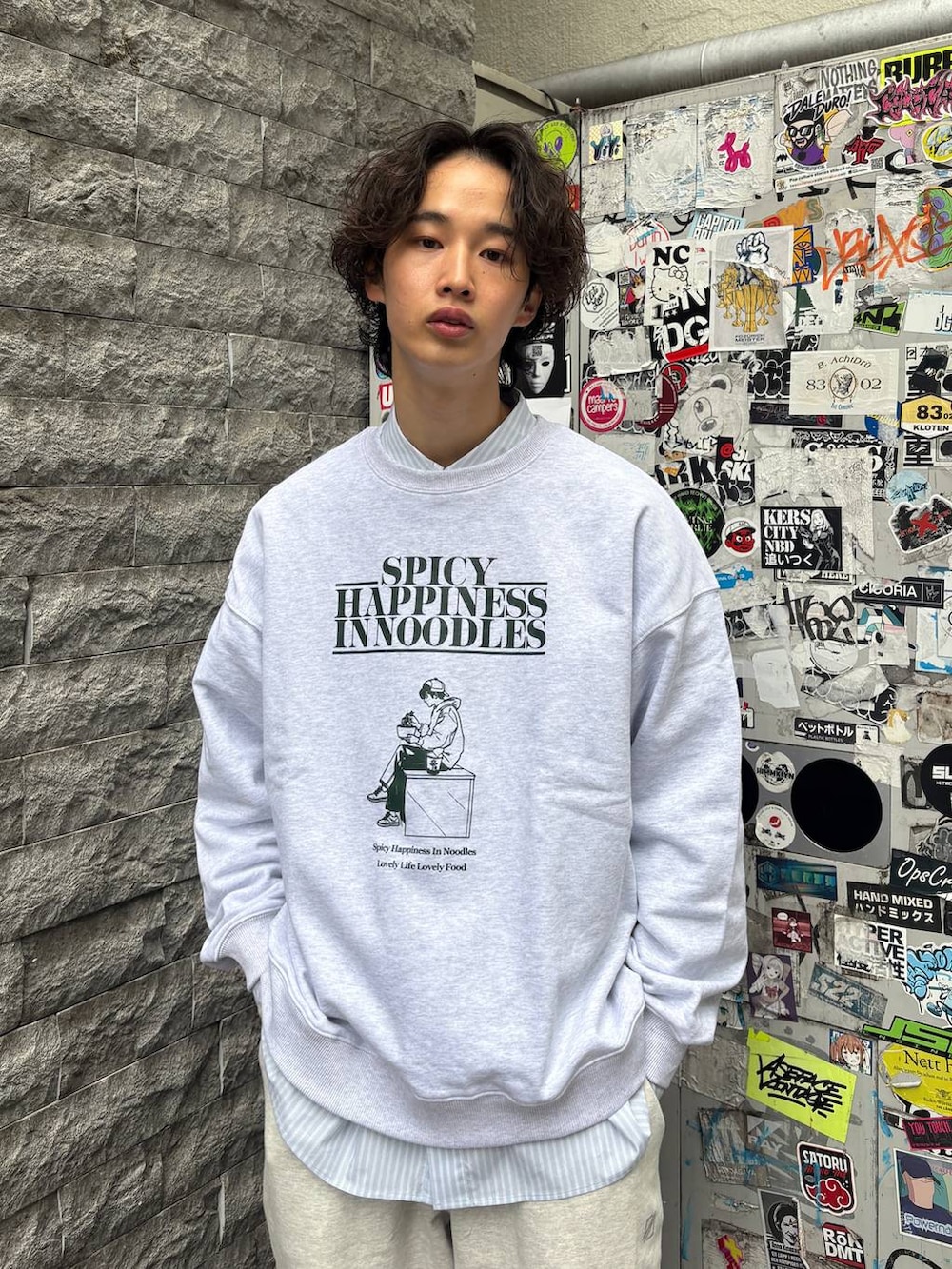 ブラック系のローファー、その他のスウェットパンツ、ブルー系のシャツ/ブラウスを着用したメンズの秋コーディネートの2枚目の写真