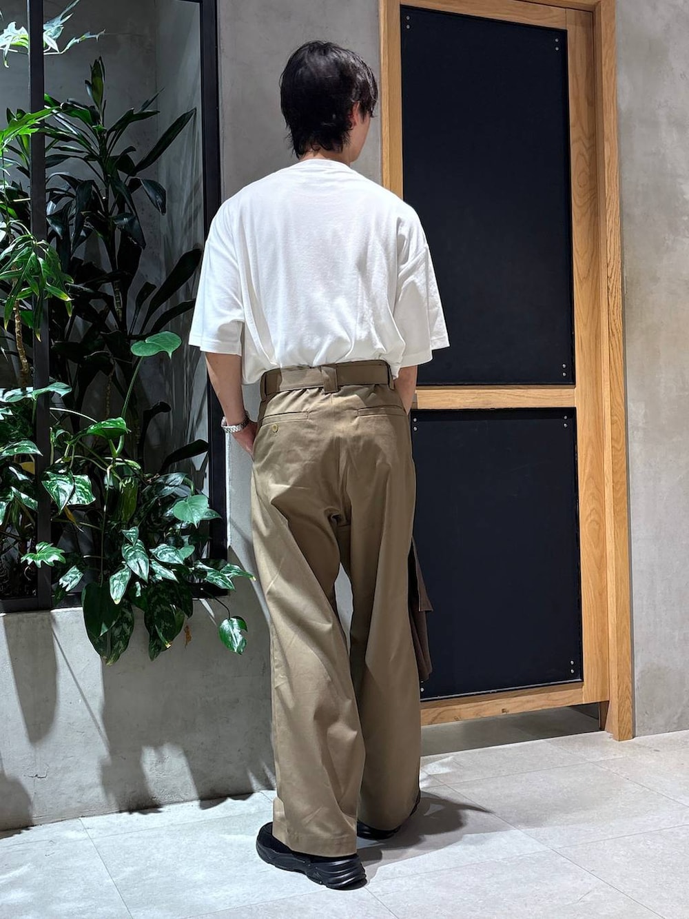 「女子ウケ、ベーシック/シンプル、夏コーデ、ラフ、Tシャツ、ネックレス、ブレスレット、ワイドパンツ、RAGEBLUE、シンプルコーデ、きれいめカジュアル、シンプル、トラッド、ショルダーバッグ、チノパン」|「CASIOの【CASIO】A158WA-1JH【大型店・WEB限定】(アナログ腕時計、グレー系)」を使った、 koutaさん(メンズ・173cm)の夏コーディネートの5枚目の写真