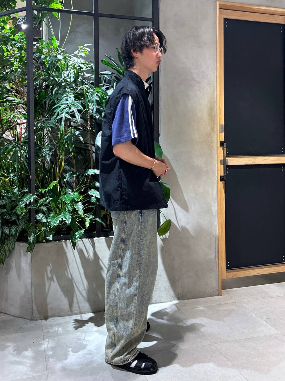「女子ウケ、デート/ロマンティック、春コーデ、夏コーデ、ラフ、モテ、Tシャツ、ワイドパンツ、RAGEBLUE、デニムパンツ、タンクトップ、ベスト、カジュアル、ストリート」｜「Healthknitの【Healthknit/ヘルスニット】3P/シンカー2ラインソックス（ソックス/靴下、ホワイト系）」を使った、 koutaさん（メンズ・173cm）の夏コーディネートの3枚目の写真