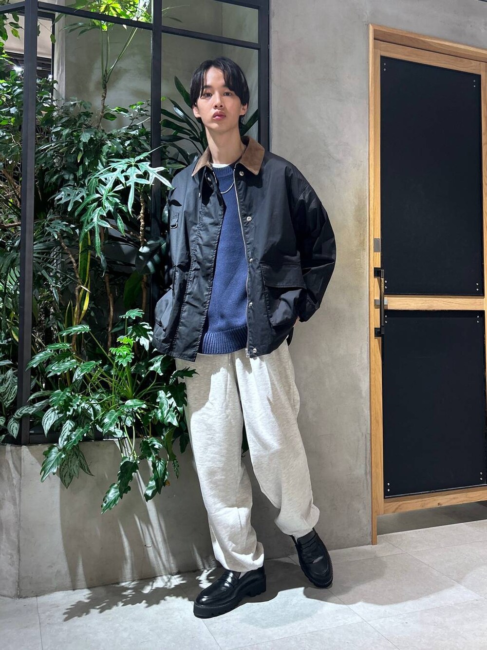 ブラック系のドレスシューズ、ブルー系のニット/セーター、ホワイト系のTシャツ/カットソーを着用したメンズの秋コーディネートの6枚目の写真