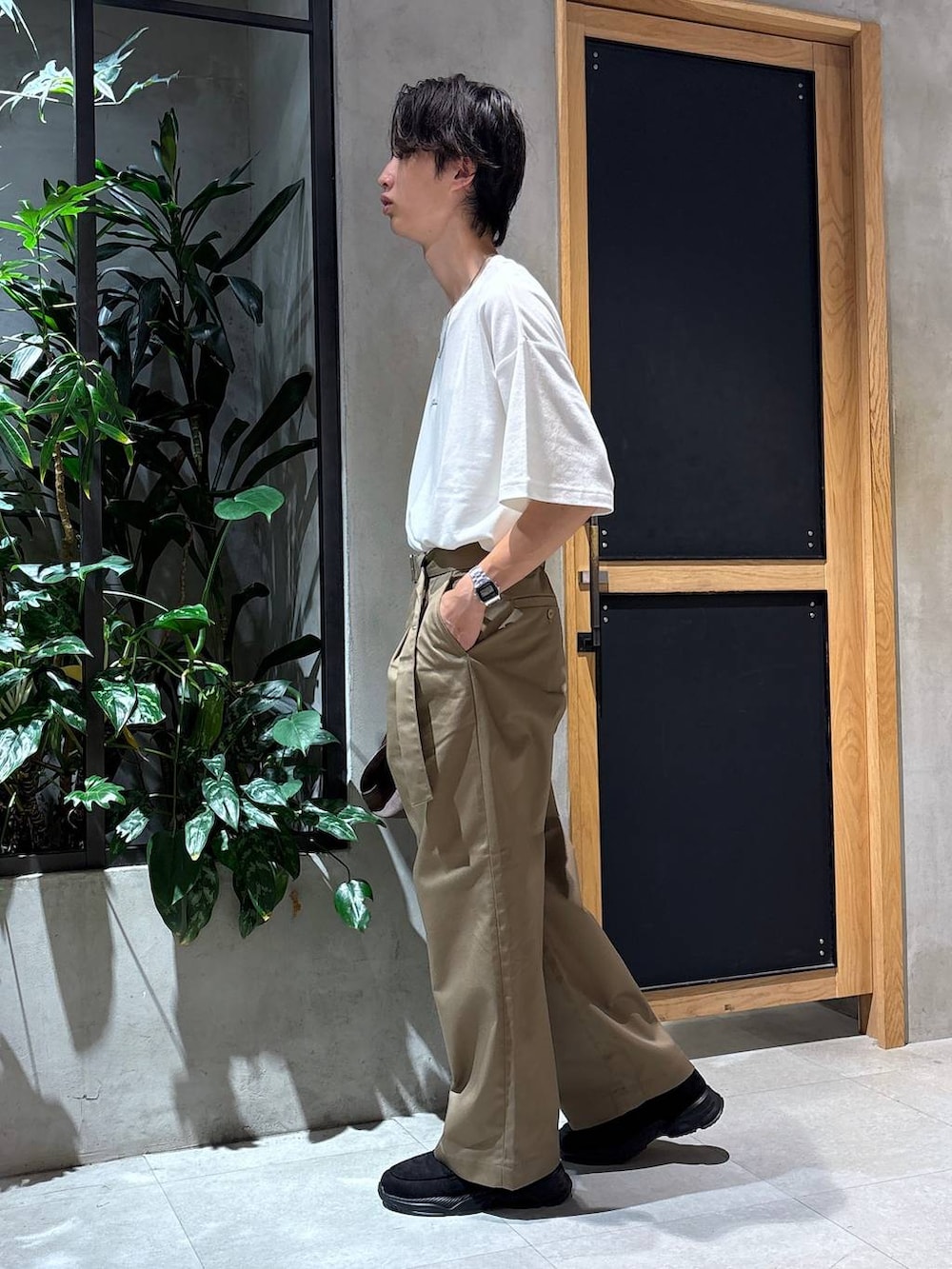 「女子ウケ、ベーシック/シンプル、夏コーデ、ラフ、Tシャツ、ネックレス、ブレスレット、ワイドパンツ、RAGEBLUE、シンプルコーデ、きれいめカジュアル、シンプル、トラッド、ショルダーバッグ、チノパン」|「CASIOの【CASIO】A158WA-1JH【大型店・WEB限定】(アナログ腕時計、グレー系)」を使った、 koutaさん(メンズ・173cm)の夏コーディネートの4枚目の写真