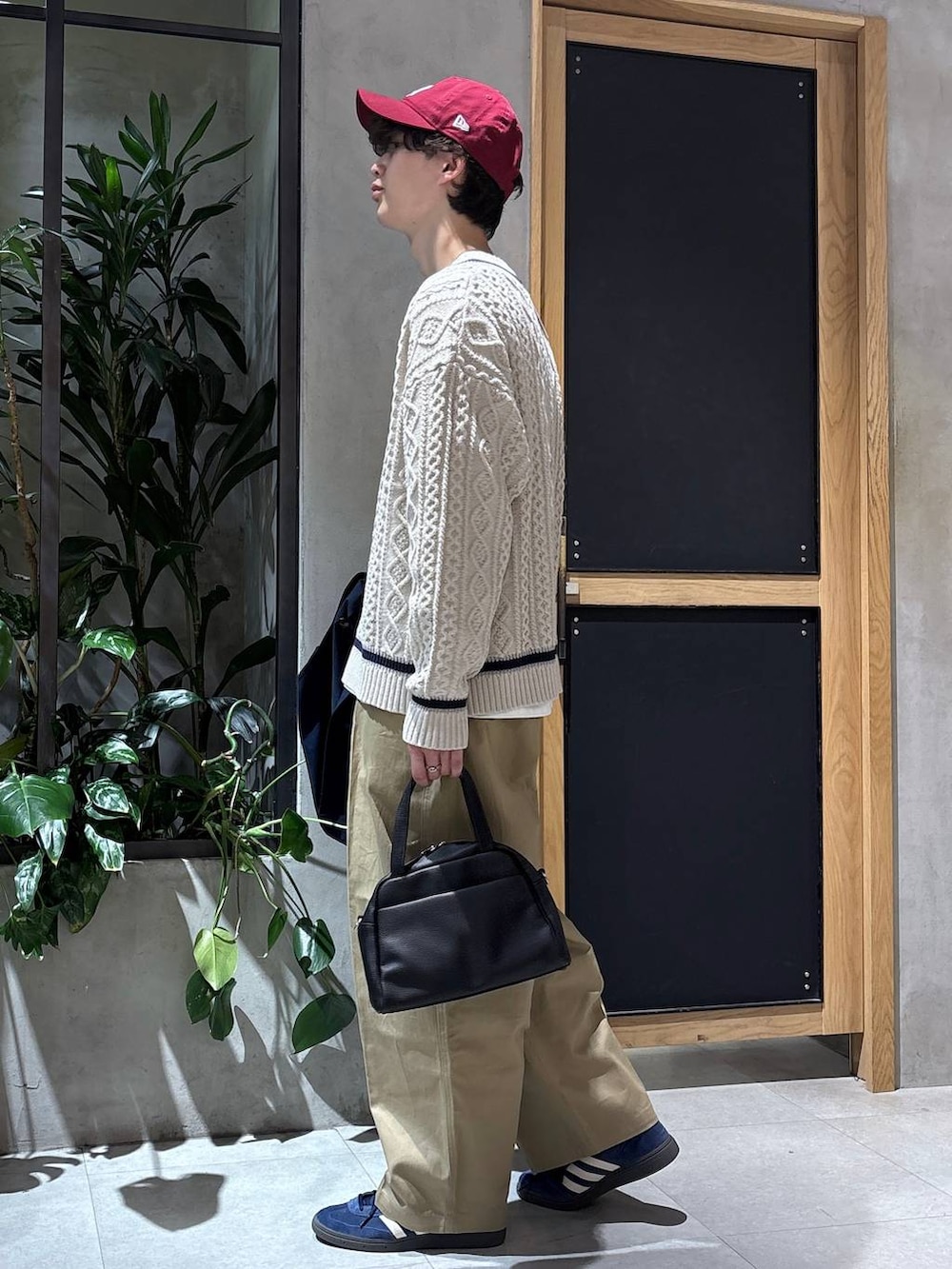 ブラック系のボストンバッグ、ホワイト系のTシャツ/カットソー、ブルー系のその他アウターを着用したメンズの冬コーディネートの4枚目の写真