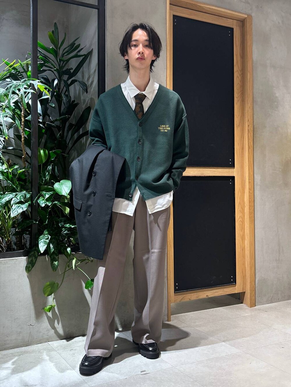 ホワイト系のシャツ/ブラウス、ベージュ系のスラックス、ブラック系のドレスシューズを着用したメンズの春コーディネートの6枚目の写真