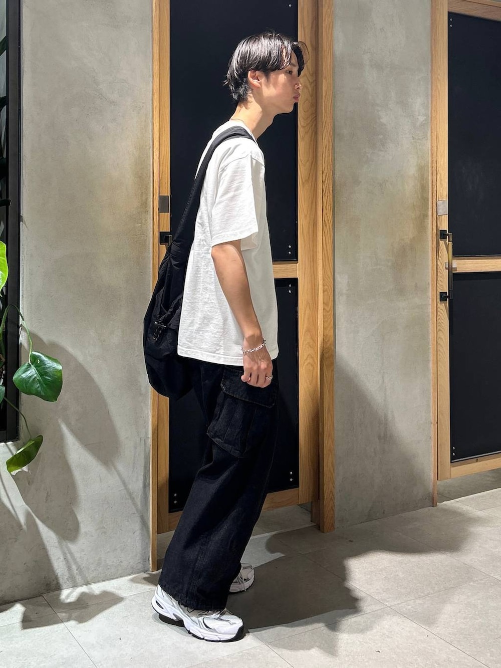 「女子ウケ、ベーシック/シンプル、デート/ロマンティック、春コーデ、夏コーデ、ラフ、モテ、Tシャツ、ネックレス、ワイドパンツ、RAGEBLUE、スニーカー、カジュアル、ストリート、ショルダーバッグ」｜「NEW BALANCEの【New Balance】MR530SG（スニーカー、ホワイト系）」を使った、 koutaさん（メンズ・173cm）の夏コーディネートの4枚目の写真