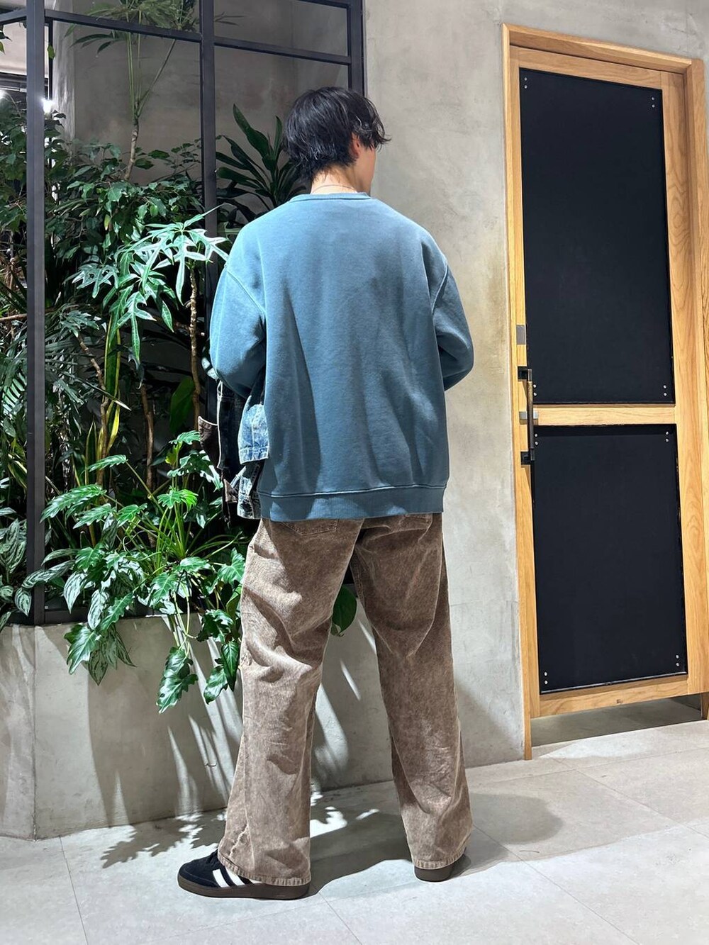 ブラック系のスニーカー、ブルー系のデニムジャケット、ホワイト系のTシャツ/カットソーを着用したメンズの秋コーディネートの9枚目の写真