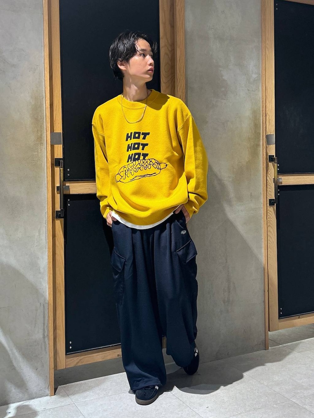「女子ウケ、ベーシック/シンプル、デート/ロマンティック、秋コーデ、ラフ、モテ、Tシャツ、ネックレス、ワイドパンツ、RAGEBLUE、ニット、スニーカー、ロンT、ミリタリー、カジュアル」｜「adidasの【adidas/アディダス】HB Spezial/ハンドボールシューズ（スニーカー、ブラック系）」を使った、 koutaさん（メンズ・173cm）の秋コーディネートの2枚目の写真