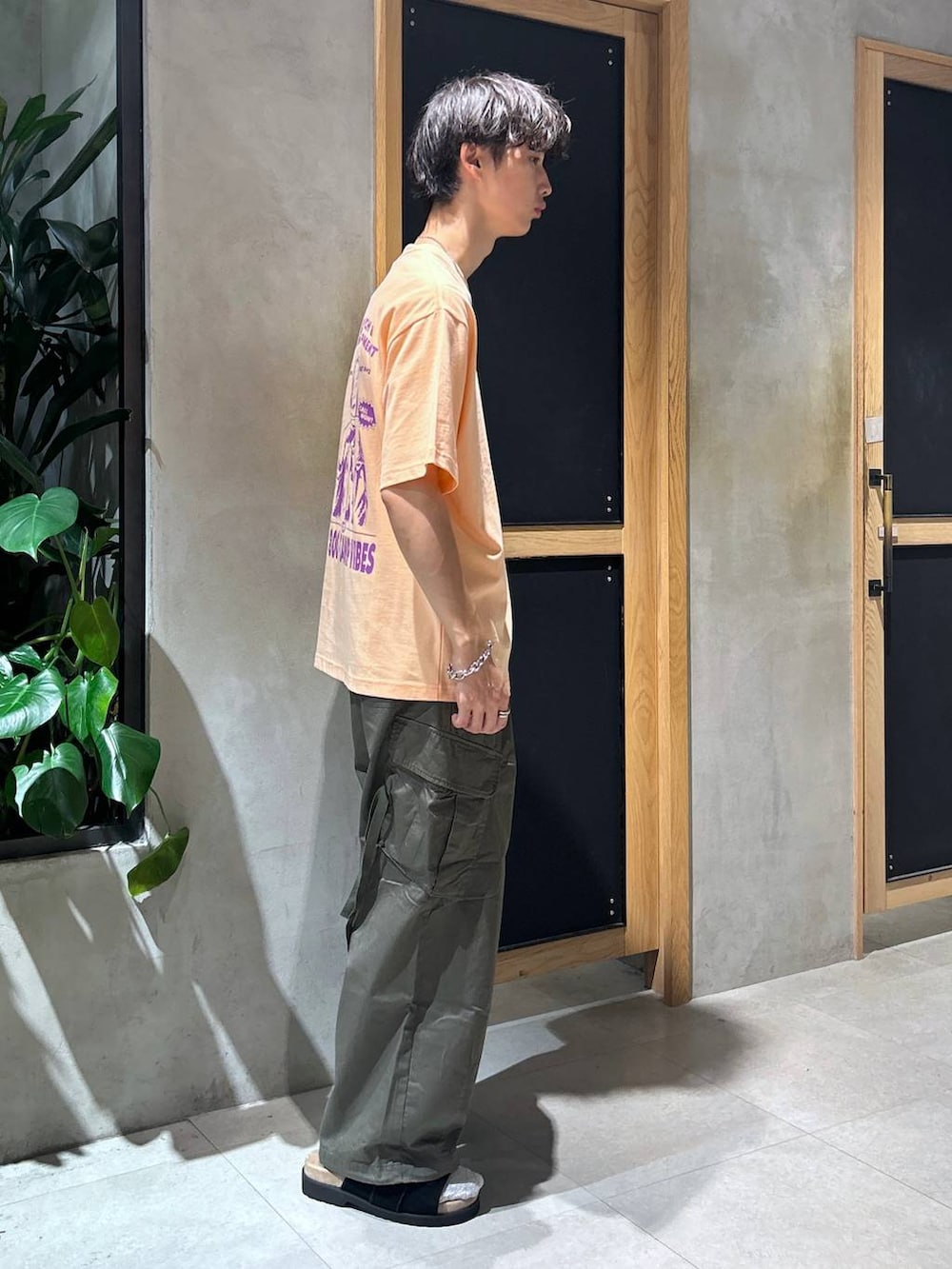「女子ウケ、デート/ロマンティック、春コーデ、夏コーデ、ラフ、モテ、Tシャツ、ネックレス、ワイドパンツ、RAGEBLUE、カジュアル、アウトドア、ストリート、サンダル、個性派」｜「RAGEBLUEのM-65/ワイドストレートジャーマンバギーミリタリーカーゴパンツ（カーゴパンツ、グリーン系）」を使った、 koutaさん（メンズ・173cm）の夏コーディネートの4枚目の写真