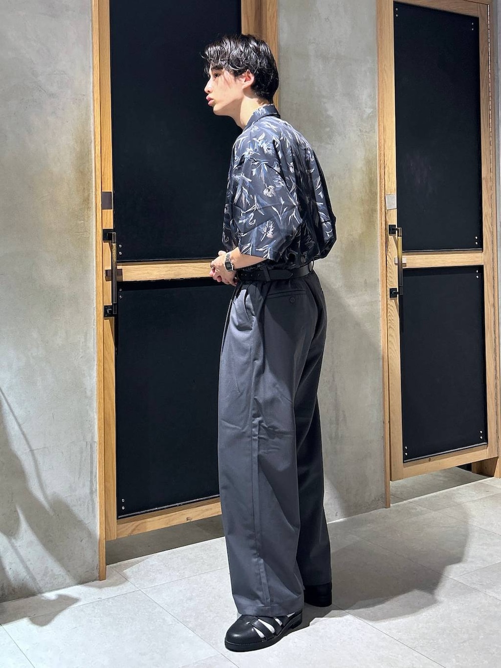 「女子ウケ、ベーシック/シンプル、きれいめ、デート/ロマンティック、春コーデ、夏コーデ、ラフ、モテ、Tシャツ、ネックレス、スラックス、ワイドパンツ、RAGEBLUE、モード、シャツ」｜「RAGEBLUEのシンセティックレザー/フェイクスウェードグルカシューズ（ドレスシューズ、ブラック系）」を使った、 koutaさん（メンズ・173cm）の夏コーディネートの3枚目の写真