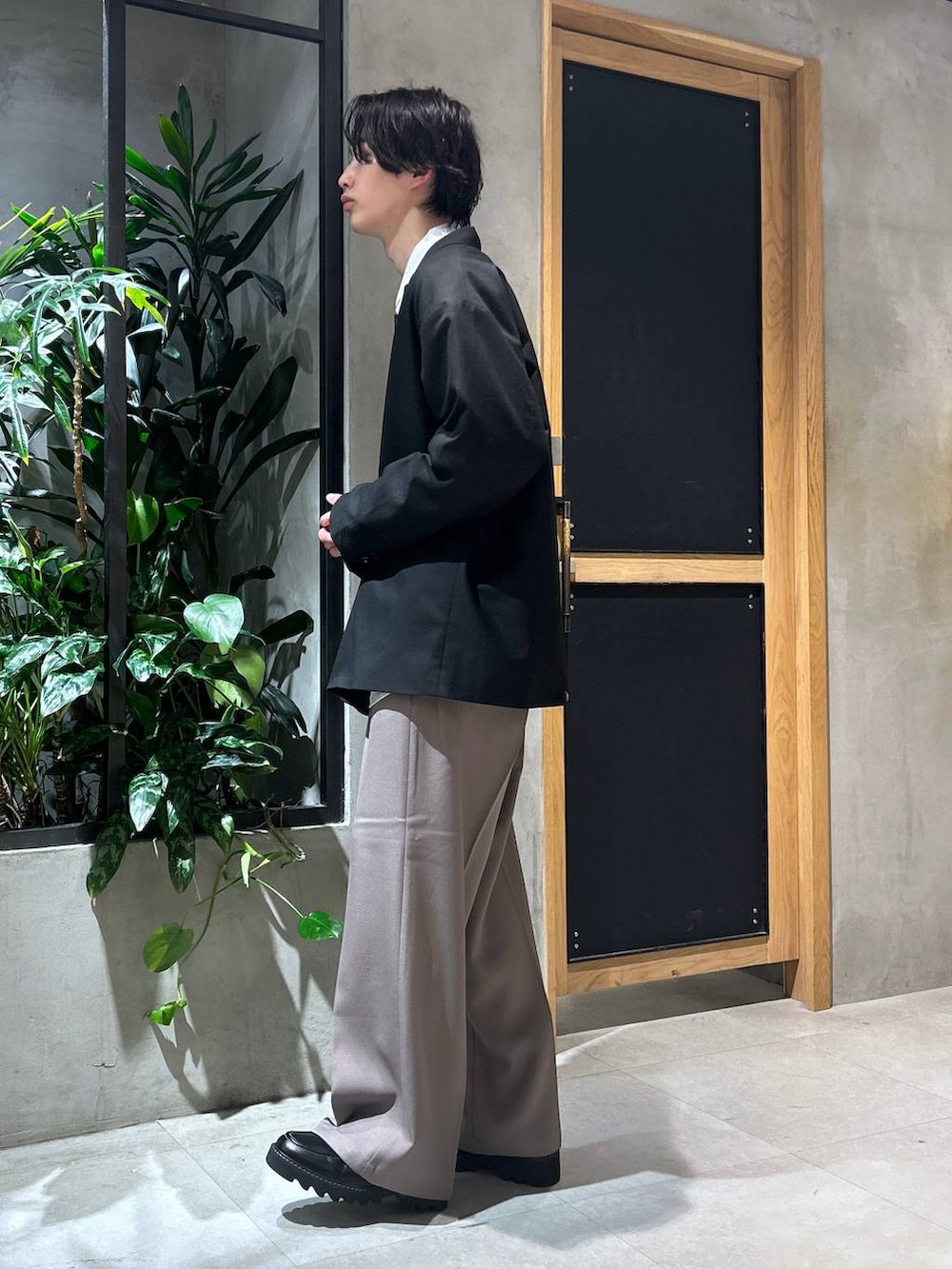 ホワイト系のシャツ/ブラウス、ベージュ系のスラックス、ブラック系のドレスシューズを着用したメンズの春コーディネートの4枚目の写真