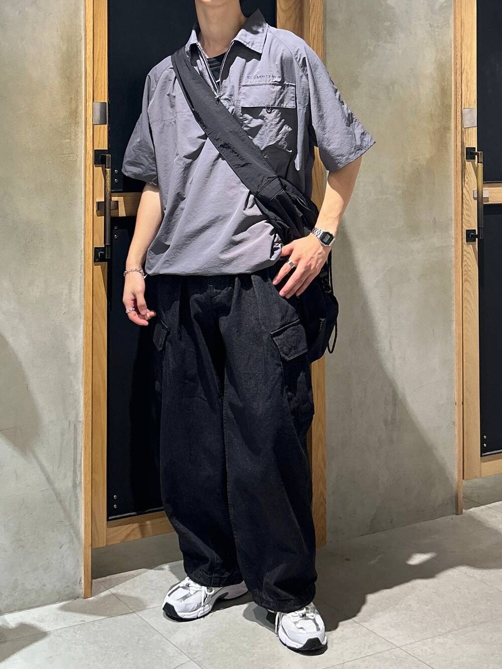 「女子ウケ、ベーシック/シンプル、デート/ロマンティック、春コーデ、夏コーデ、ラフ、モテ、Tシャツ、ネックレス、ワイドパンツ、RAGEBLUE、スニーカー、ショルダーバッグ、ミリタリー、デニムパンツ」｜「NEW BALANCEの【New Balance】MR530SG（スニーカー、ホワイト系）」を使った、 koutaさん（メンズ・173cm）の夏コーディネートの2枚目の写真