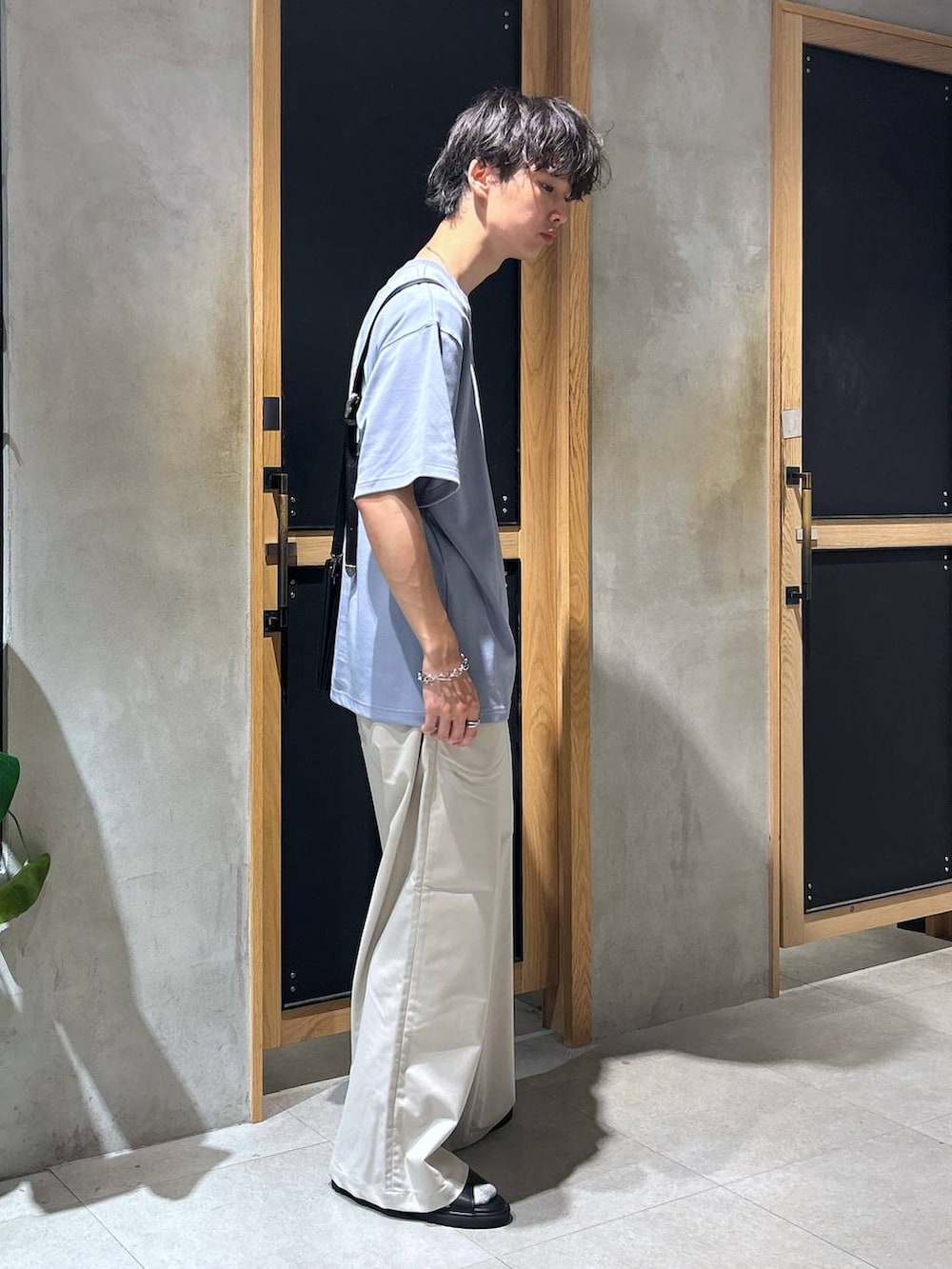 「女子ウケ、きれいめ、ベーシック/シンプル、デート/ロマンティック、春コーデ、夏コーデ、ラフ、モテ、Tシャツ、ネックレス、スラックス、ワイドパンツ、RAGEBLUE、サンダル」｜「RAGEBLUEのシンセティックレザー/クロスストラップサンダル（サンダル、ブラック系）」を使った、 koutaさん（メンズ・173cm）の夏コーディネートの4枚目の写真