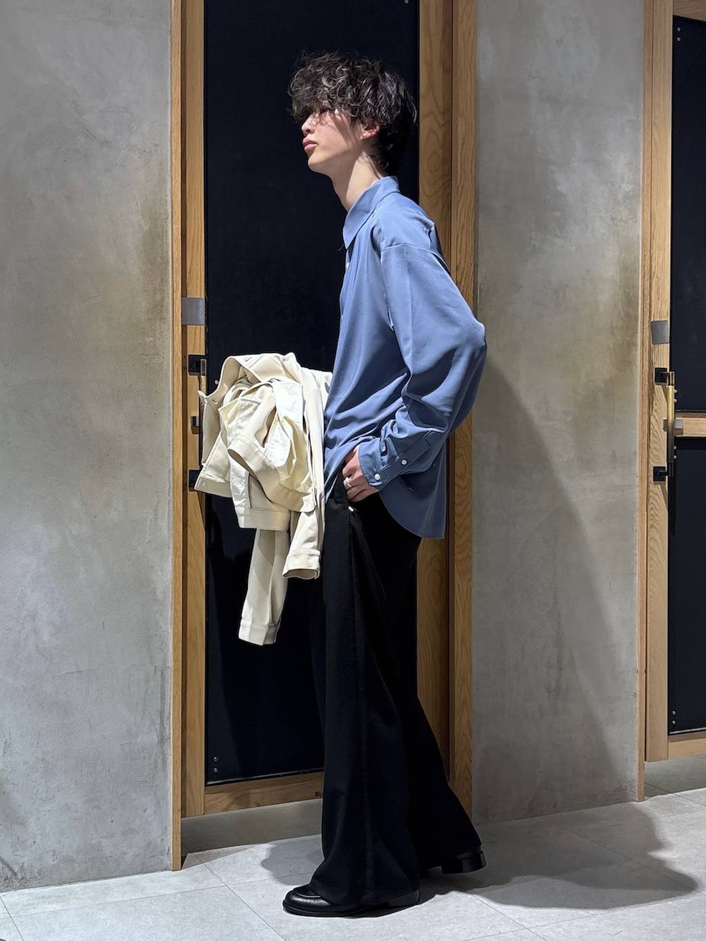 ブルー系のシャツ/ブラウス、ホワイト系のブルゾン、ブラック系のローファーを着用したメンズの春コーディネートの8枚目の写真