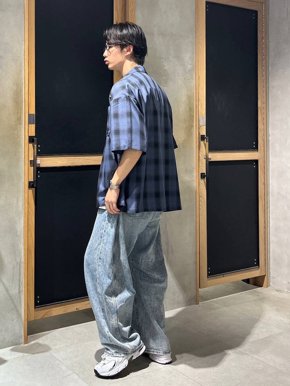 「女子ウケ、ベーシック/シンプル、デート/ロマンティック、春コーデ、モテ、Tシャツ、カジュアル、デニムパンツ、シャツ、夏コーデ、ラフ、ネックレス、ワイドパンツ、RAGEBLUE、スニーカーブーツシリーズ_BAYFLOW」｜「NEW BALANCEの【New Balance】MR530SG（スニーカー、ホワイト系）」を使った、 koutaさん（メンズ・173cm）の夏コーディネートの3枚目の写真