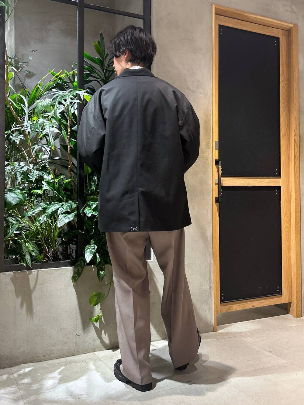 ホワイト系のシャツ/ブラウス、ベージュ系のスラックス、ブラック系のドレスシューズを着用したメンズの春コーディネートの5枚目の写真