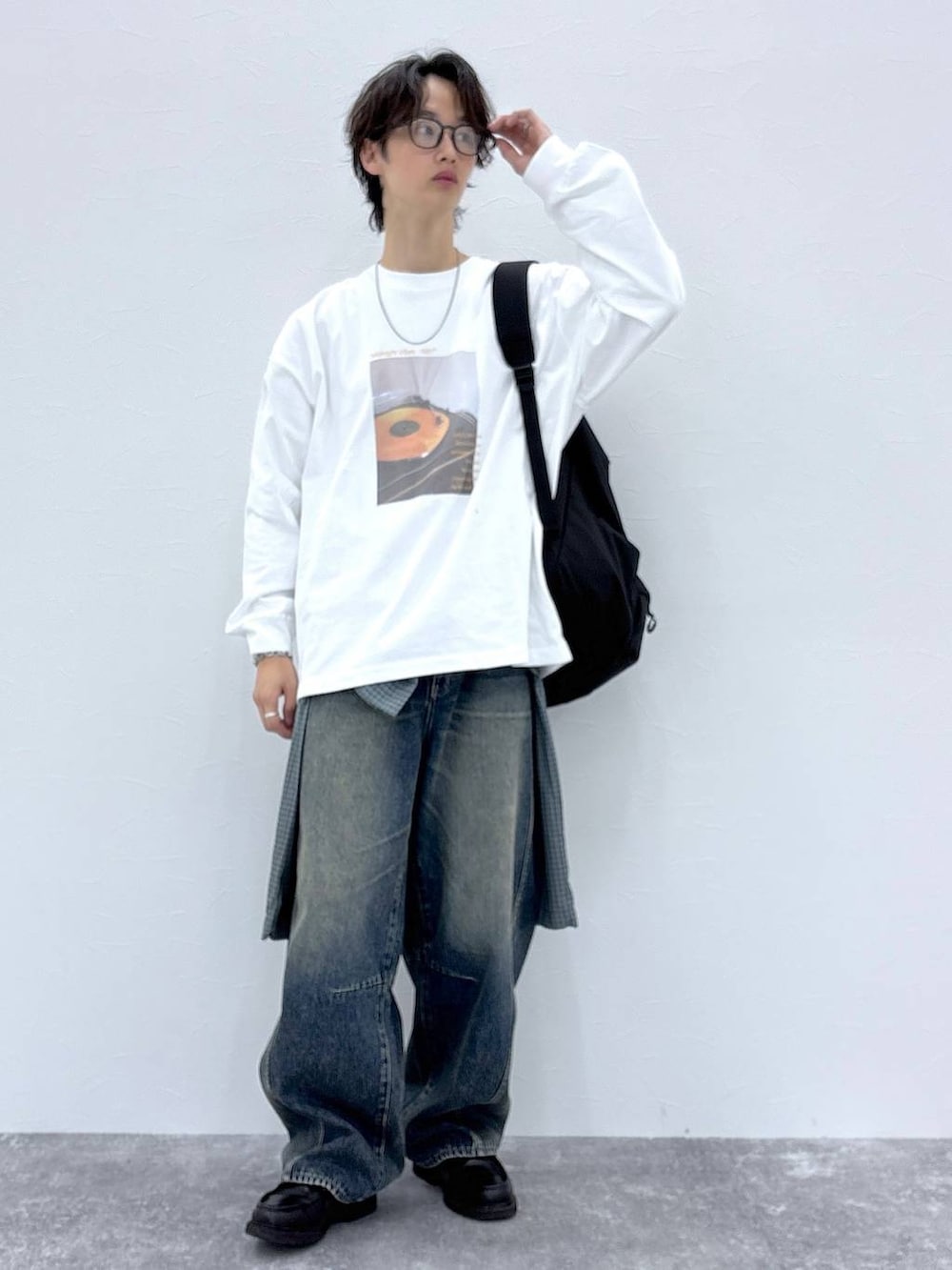 ブラック系のバックパック/リュック、ブルー系のデニムパンツ、ホワイト系のTシャツ/カットソーを着用したメンズの秋コーディネートの6枚目の写真