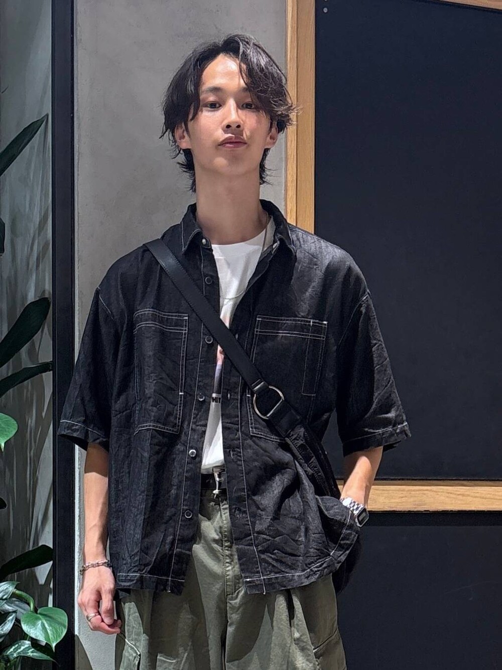 グリーン系のカーゴパンツ、ブラック系のサンダル、ブラック系のシャツ/ブラウスを着用したメンズの夏コーディネートの7枚目の写真