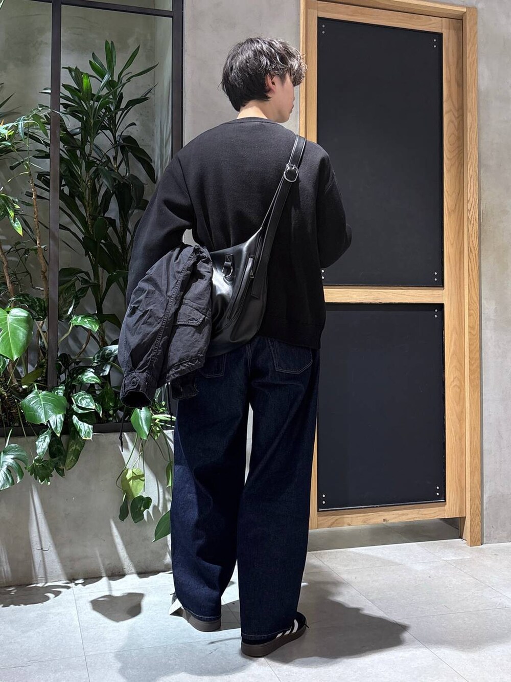 ブラック系のスニーカー、ブラック系のモッズコート、ブラック系のニット/セーターを着用したメンズの冬コーディネートの9枚目の写真