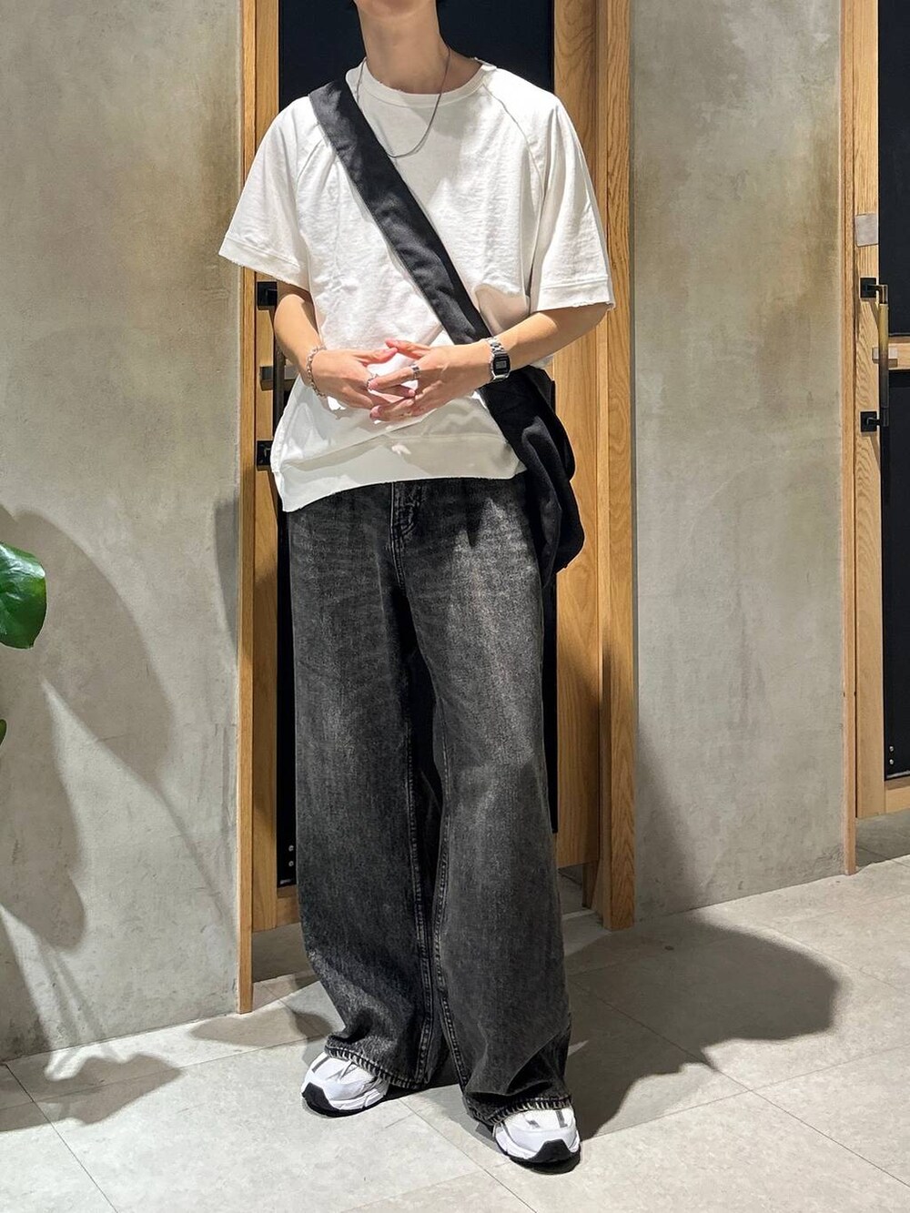 「女子ウケ、ベーシック/シンプル、デート/ロマンティック、春コーデ、夏コーデ、ラフ、モテ、Tシャツ、ネックレス、ワイドパンツ、RAGEBLUE、カジュアル、デニムパンツ、ヴィンテージ、スニーカー」｜「NEW BALANCEの【New Balance】MR530SG（スニーカー、ホワイト系）」を使った、 koutaさん（メンズ・173cm）の夏コーディネートの2枚目の写真