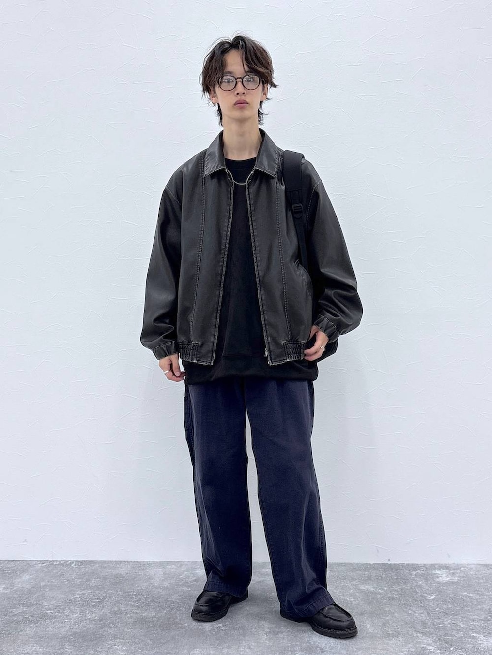 ブラック系のスウェット、ブラック系のブルゾン、ブラック系のバックパック/リュックを着用したメンズの秋コーディネートの6枚目の写真