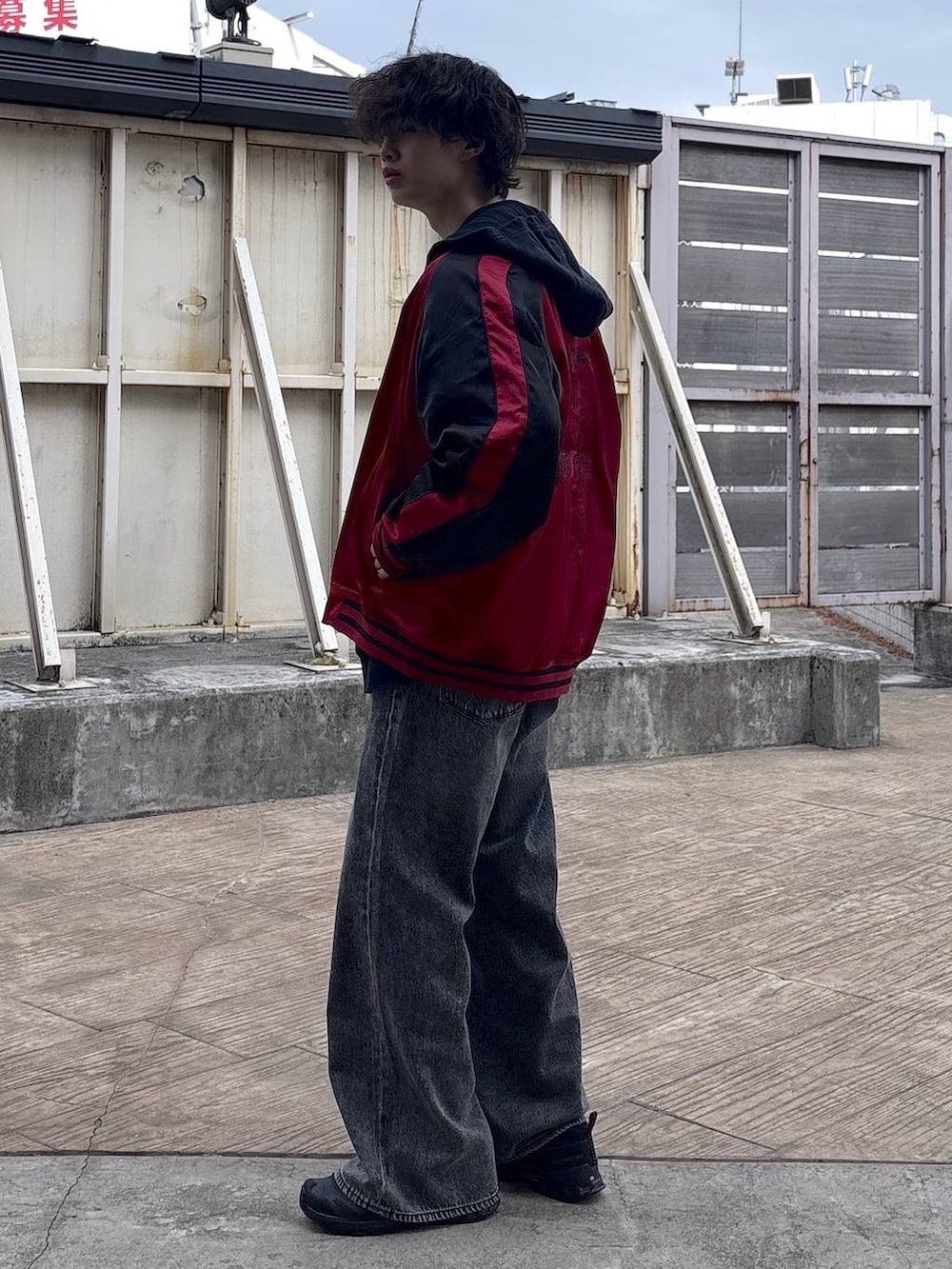 ブラック系のスニーカー、ホワイト系のTシャツ/カットソー、レッド系のスカジャンを着用したメンズの春コーディネートの8枚目の写真