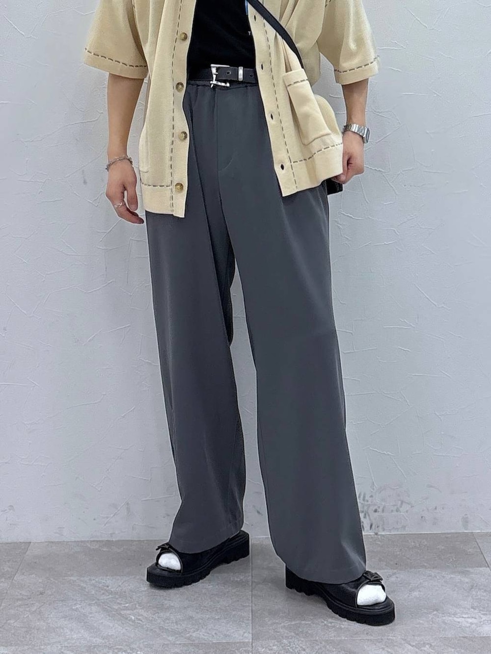 「ベーシック/シンプル、きれいめ、春コーデ、夏コーデ、ラフ、Tシャツ、ネックレス、ワイドパンツ、RAGEBLUE、シンプルコーデ、きれいめカジュアル、シンプル、ベルト、カーディガン、サンダル」｜「RAGEBLUEのアンティーク風/メタルバックルリアルレザーベルト（ベルト、ブラック系）」を使った、 koutaさん（メンズ・173cm）の夏コーディネートの3枚目の写真