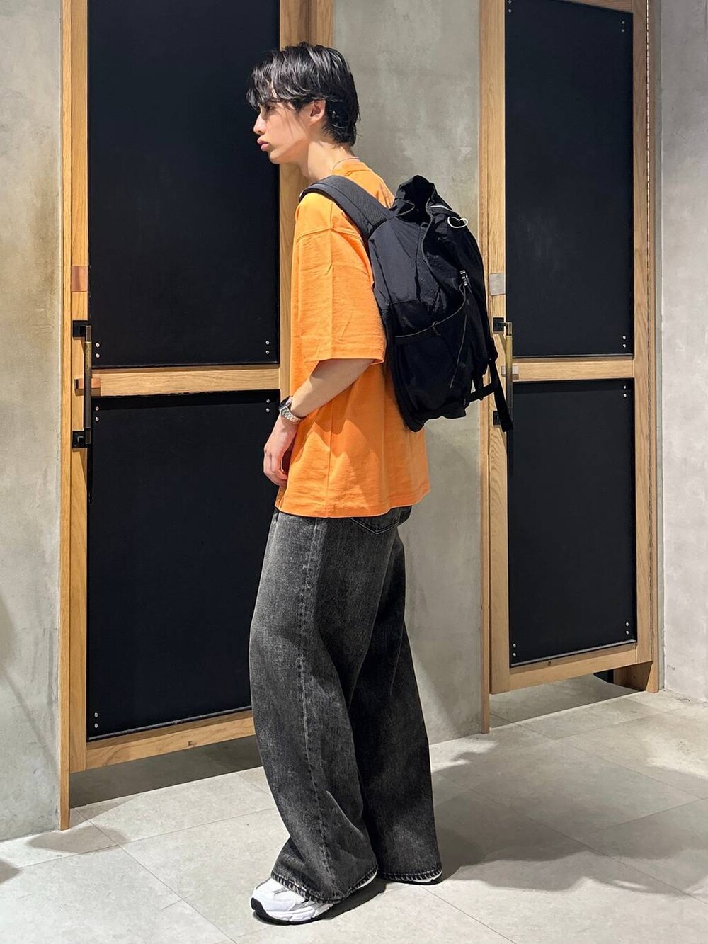 「RAGEBLUE、スニーカー、カジュアル、デニムパンツ、ショルダーバッグ、女子ウケ、ベーシック/シンプル、デート/ロマンティック、春コーデ、夏コーデ、ラフ、モテ、Tシャツ、ネックレス、ワイドパンツ」｜「NEW BALANCEの【New Balance】MR530SG（スニーカー、ホワイト系）」を使った、 koutaさん（メンズ・173cm）の夏コーディネートの3枚目の写真