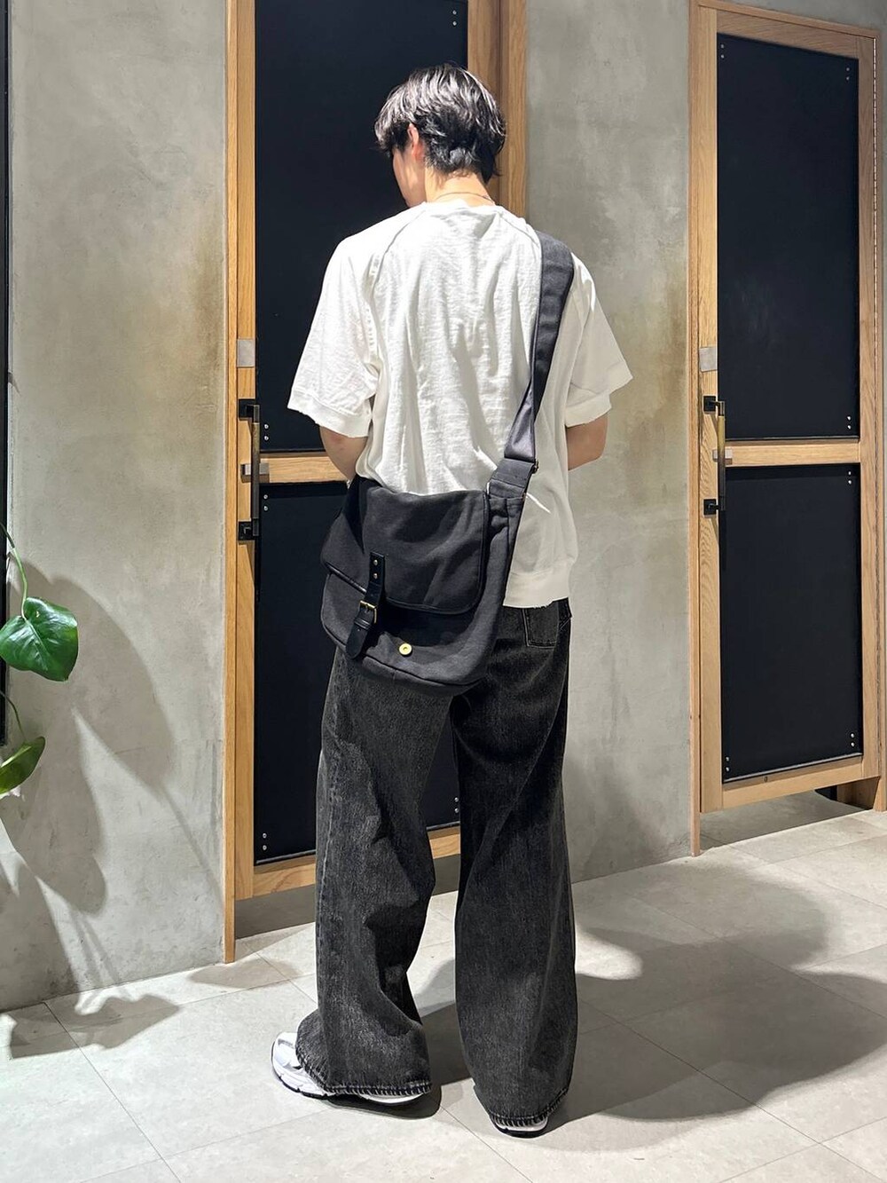 「女子ウケ、ベーシック/シンプル、デート/ロマンティック、春コーデ、夏コーデ、ラフ、モテ、Tシャツ、ネックレス、ワイドパンツ、RAGEBLUE、カジュアル、デニムパンツ、ヴィンテージ、スニーカー」｜「NEW BALANCEの【New Balance】MR530SG（スニーカー、ホワイト系）」を使った、 koutaさん（メンズ・173cm）の夏コーディネートの5枚目の写真