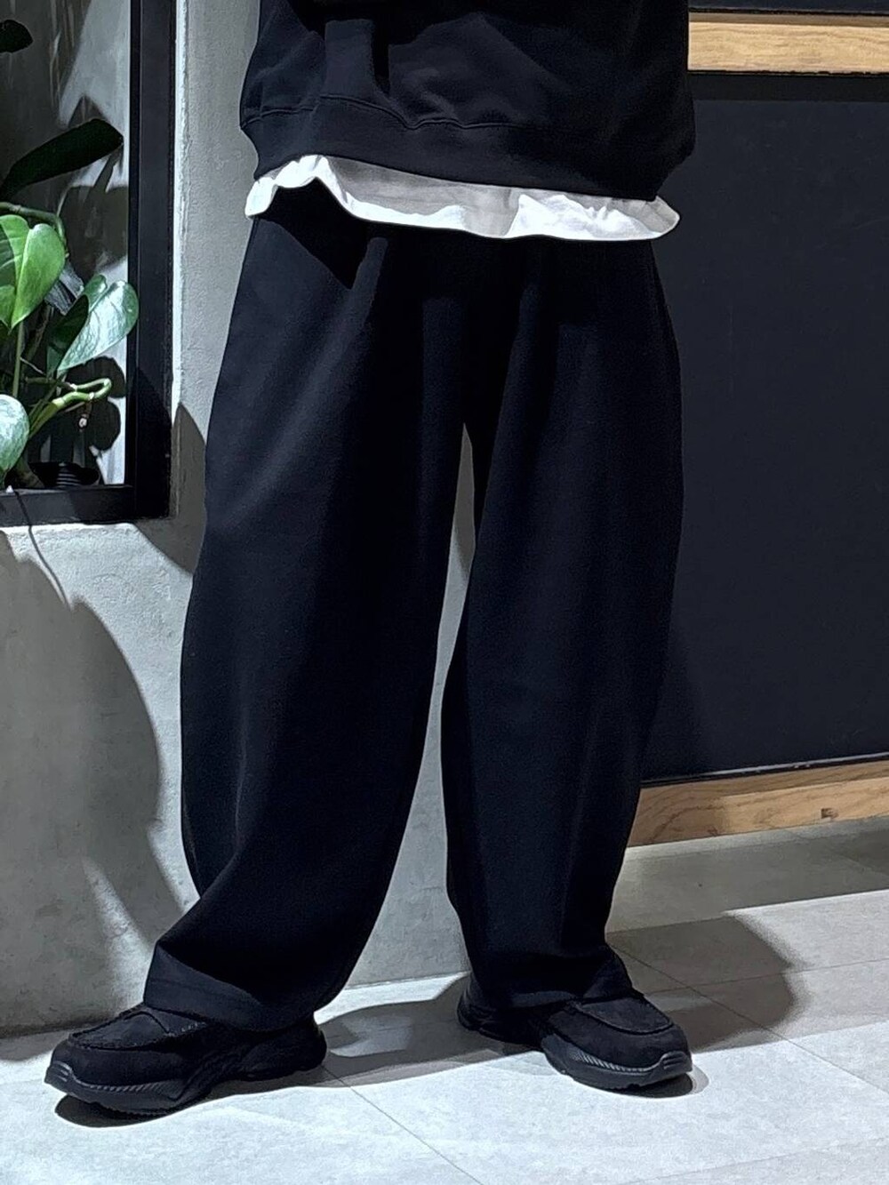 ブラック系のローファー、ホワイト系のTシャツ/カットソー、ブラック系のスウェットパンツを着用したメンズの秋コーディネートの3枚目の写真