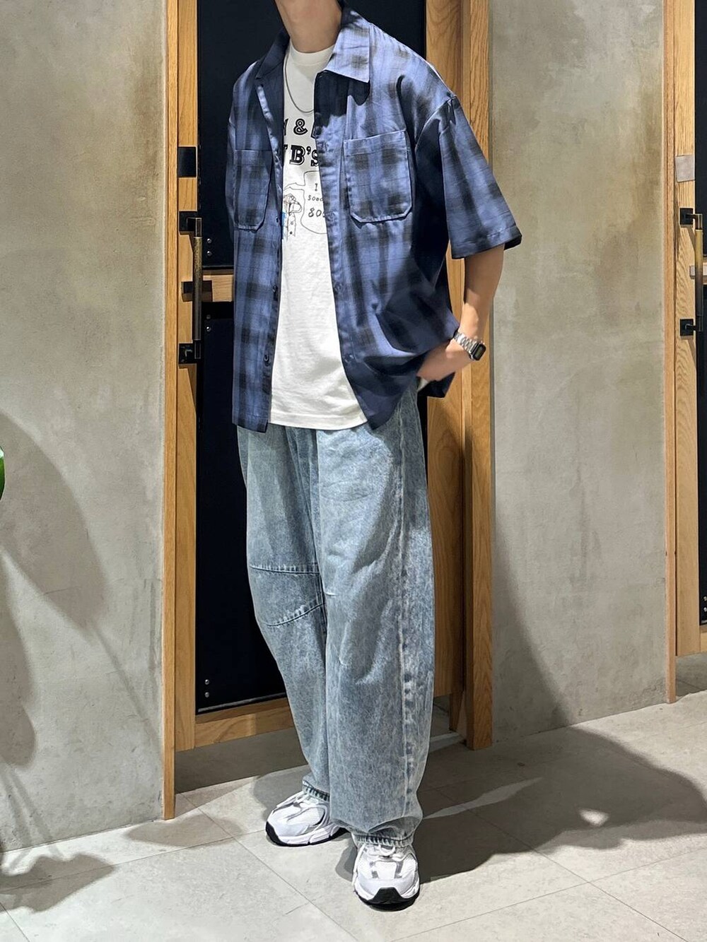 「女子ウケ、ベーシック/シンプル、デート/ロマンティック、春コーデ、モテ、Tシャツ、カジュアル、デニムパンツ、シャツ、夏コーデ、ラフ、ネックレス、ワイドパンツ、RAGEBLUE、スニーカーブーツシリーズ_BAYFLOW」｜「NEW BALANCEの【New Balance】MR530SG（スニーカー、ホワイト系）」を使った、 koutaさん（メンズ・173cm）の夏コーディネートの2枚目の写真