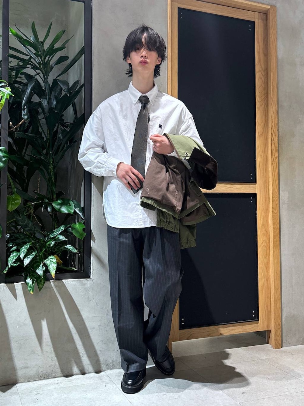 「女子ウケ、ベーシック/シンプル、春コーデ、冬コーデ、ラフ、Tシャツ、ネックレス、ワイドパンツ、RAGEBLUE、シンプルコーデ、きれいめカジュアル、シンプル、カジュアル、ジャケット、ミリタリージャケット」｜「RAGEBLUEのシンセティックレザー/シャークソールシューズ（ドレスシューズ、ブラック系）」を使った、 koutaさん（メンズ・173cm）の冬コーディネートの3枚目の写真