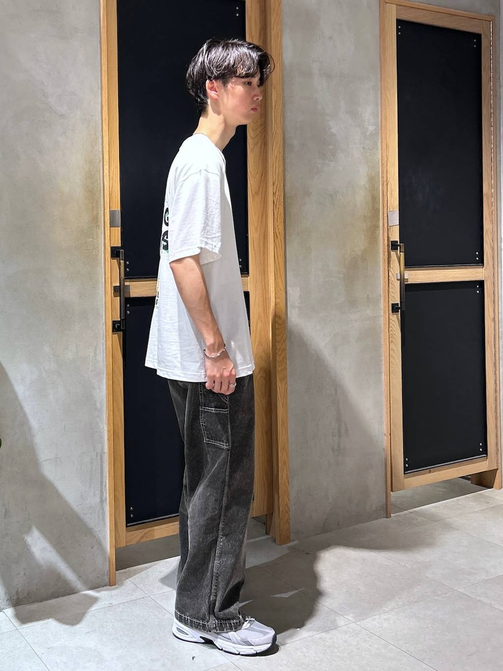 「RAGEBLUE、デート/ロマンティック、春コーデ、デニムパンツ、スニーカー、女子ウケ、夏コーデ、ラフ、モテ、Tシャツ、ネックレス、カジュアル、ストリート、ワイドパンツ、個性派」|「RAGEBLUEのフラワー/コインモチーフデザインリング(リング、ホワイト系)」を使った、 koutaさん(メンズ・173cm)の夏コーディネートの4枚目の写真