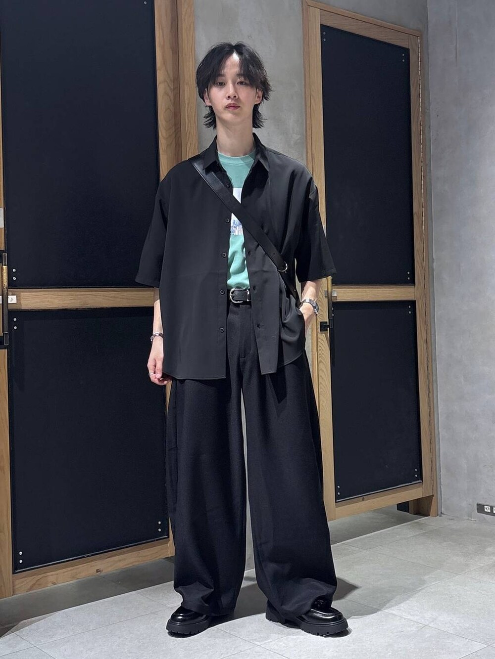 ブラック系のシャツ/ブラウス、ブラック系のスラックス、ブラック系のドレスシューズを着用したメンズの春コーディネートの6枚目の写真
