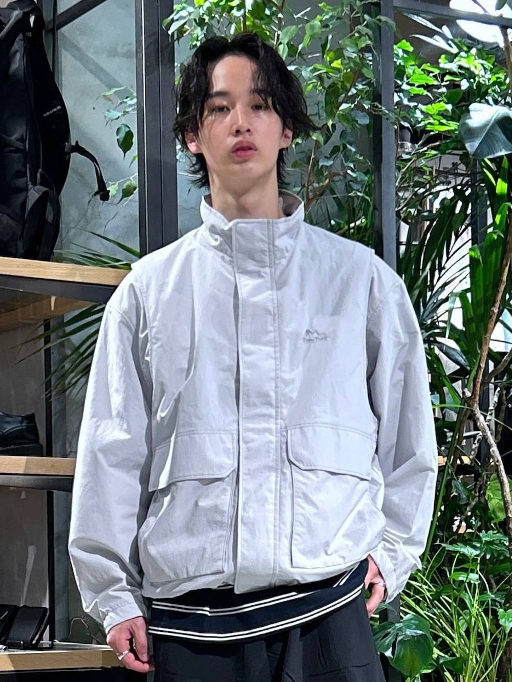 「女子ウケ、ベーシック/シンプル、春コーデ、夏コーデ、ラフ、Tシャツ、ネックレス、ワイドパンツ、RAGEBLUE、シンプルコーデ、シンプル、スポーティ、カジュアル、モノトーン、スニーカー」｜「SALOMONの【SALOMON/サロモン】XA PRO 3D V9G/スニーカー（スニーカー、ブラック系）」を使った、 koutaさん（メンズ・173cm）の春コーディネートの2枚目の写真