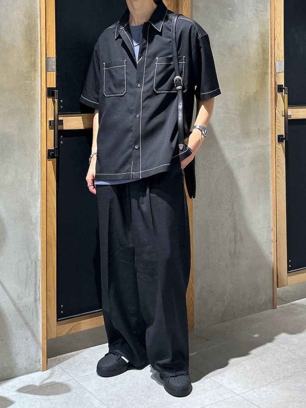 「女子ウケ、ベーシック/シンプル、きれいめ、デート/ロマンティック、春コーデ、夏コーデ、ラフ、モテ、Tシャツ、ネックレス、スラックス、ワイドパンツ、RAGEBLUE、ショルダーバッグ、スニーカー」｜「RAGEBLUEのパウダーブリーチ/ワンポイント刺繍オーバーサイズポンチTシャツ（Tシャツ/カットソー、ブルー系）」を使った、 koutaさん（メンズ・173cm）の夏コーディネートの2枚目の写真