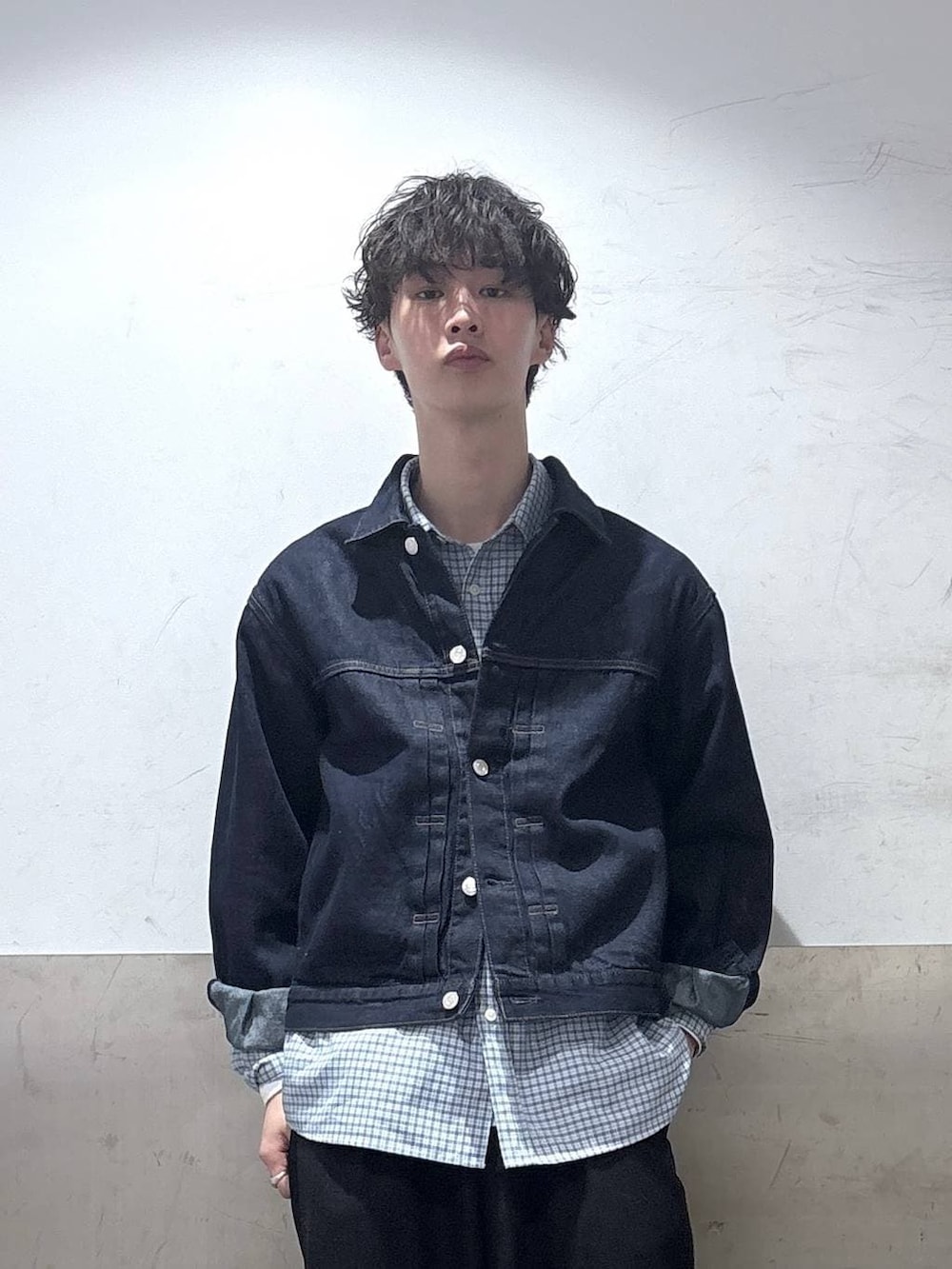 ブラック系のドレスシューズ、ブルー系のデニムジャケット、ブラック系のスラックスを着用したメンズの冬コーディネートの2枚目の写真