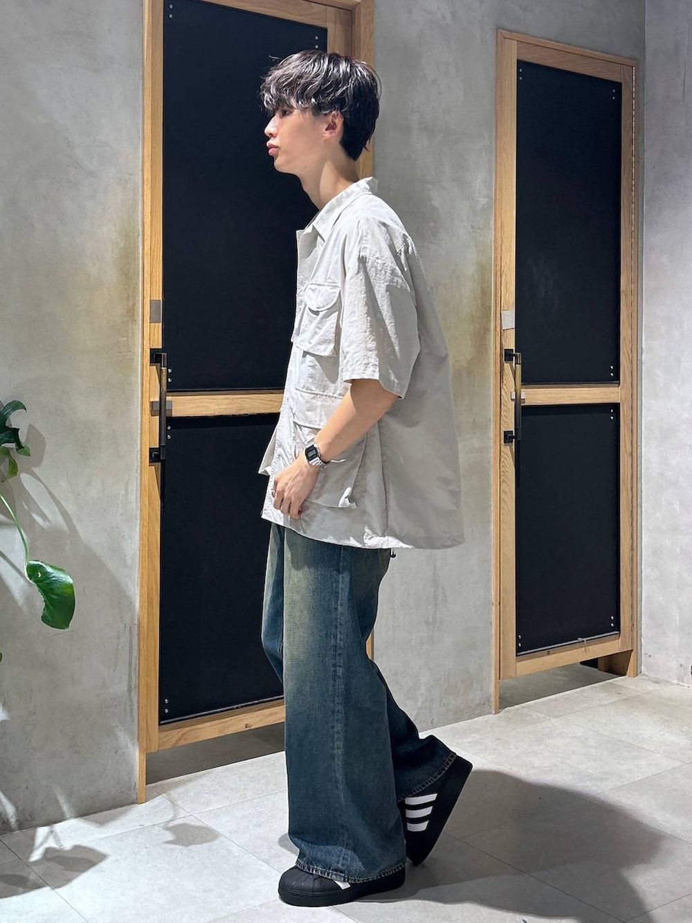 「女子ウケ、ベーシック/シンプル、デート/ロマンティック、春コーデ、夏コーデ、ラフ、モテ、Tシャツ、ネックレス、ワイドパンツ、RAGEBLUE、デニムパンツ、シャツ、ミリタリー、カジュアル」｜「RAGEBLUEのマルチポケット/ミリタリーナイロンルーズシャツ（シャツ/ブラウス、ホワイト系）」を使った、 koutaさん（メンズ・173cm）の夏コーディネートの3枚目の写真