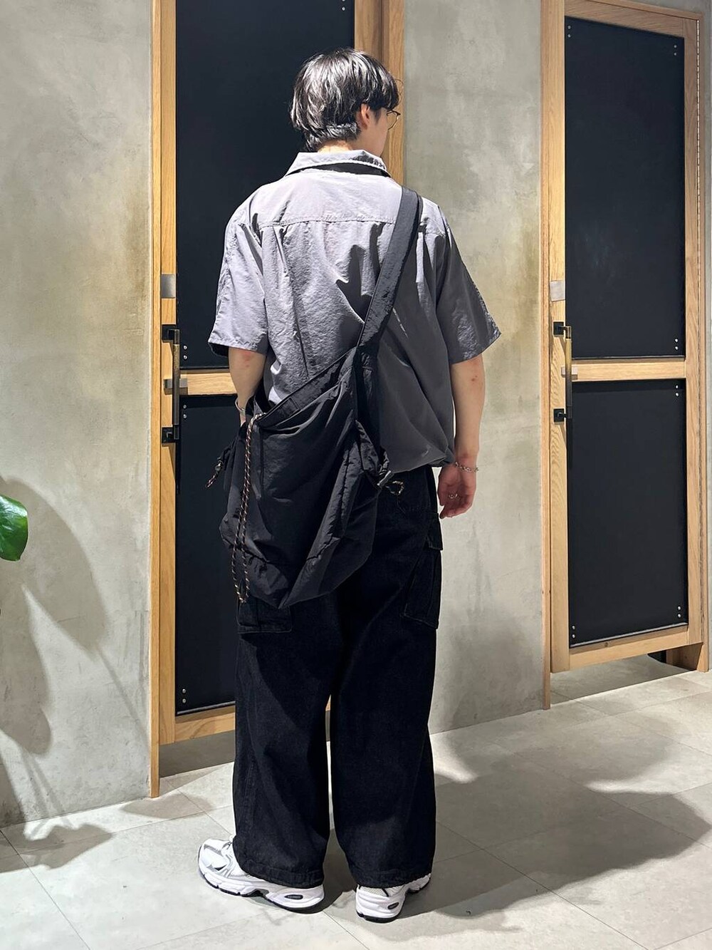 「女子ウケ、ベーシック/シンプル、デート/ロマンティック、春コーデ、夏コーデ、ラフ、モテ、Tシャツ、ネックレス、ワイドパンツ、RAGEBLUE、スニーカー、ショルダーバッグ、ミリタリー、デニムパンツ」｜「NEW BALANCEの【New Balance】MR530SG（スニーカー、ホワイト系）」を使った、 koutaさん（メンズ・173cm）の夏コーディネートの5枚目の写真