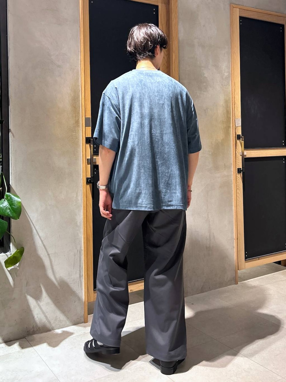 「女子ウケ、ベーシック/シンプル、きれいめ、デート/ロマンティック、春コーデ、夏コーデ、ラフ、モテ、Tシャツ、ネックレス、スラックス、ワイドパンツ、RAGEBLUE」｜「RAGEBLUEのシンセティックレザー/フェイクスウェードグルカシューズ（ドレスシューズ、ブラック系）」を使った、 koutaさん（メンズ・173cm）の夏コーディネートの5枚目の写真