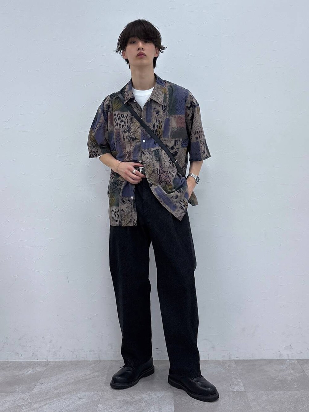 ブラック系のドレスシューズ、ブラック系のデニムパンツ、ホワイト系のTシャツ/カットソーを着用したメンズの春コーディネートの6枚目の写真