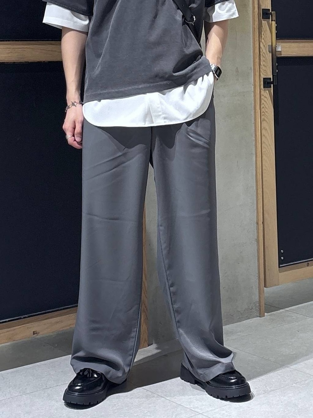 ホワイト系のシャツ/ブラウス、グレー系のスラックス、ブラック系のドレスシューズを着用したメンズの春コーディネートの3枚目の写真