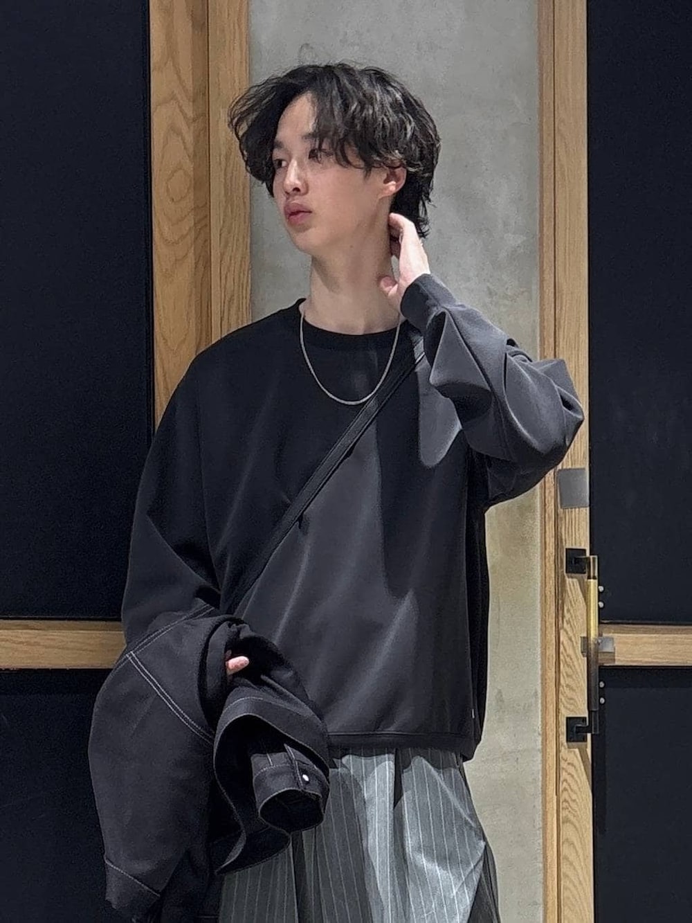 ブラック系のショルダーバッグ、ブラック系のドレスシューズ、ブラック系のブルゾンを着用したメンズの春コーディネートの7枚目の写真