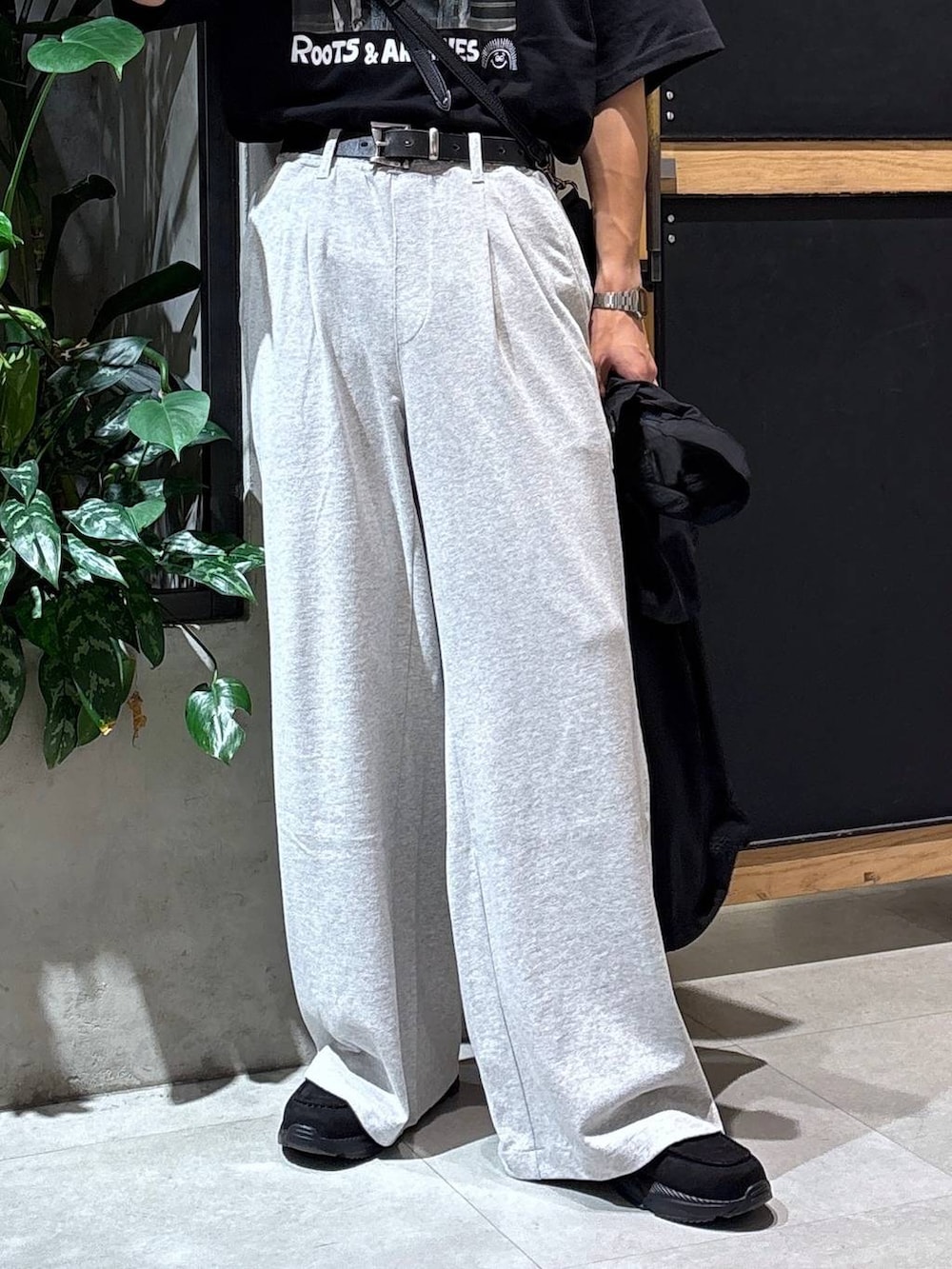 「女子ウケ、ベーシック/シンプル、夏コーデ、ラフ、Tシャツ、ネックレス、ブレスレット、ワイドパンツ、RAGEBLUE、シンプルコーデ、シンプル、ベルト、ショルダーバッグ、バッグ、スラックス」|「CASIOの【CASIO】A158WA-1JH【大型店・WEB限定】(アナログ腕時計、グレー系)」を使った、 koutaさん(メンズ・173cm)の夏コーディネートの3枚目の写真