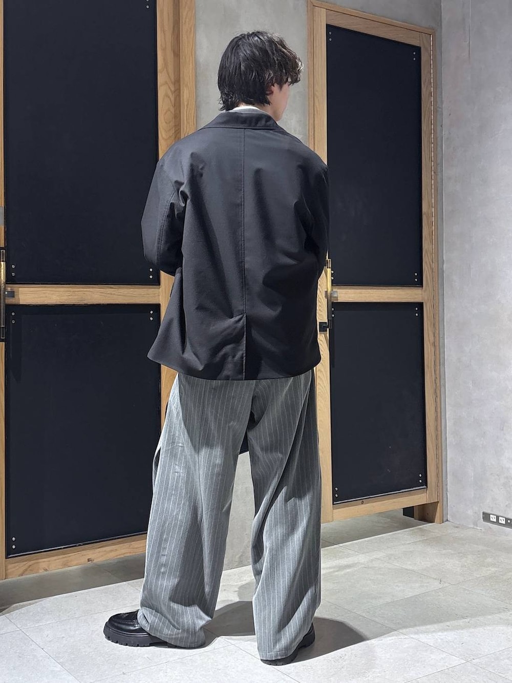 ブラック系のテーラードジャケット、ホワイト系のシャツ/ブラウス、ブラック系のドレスシューズを着用したメンズの春コーディネートの5枚目の写真