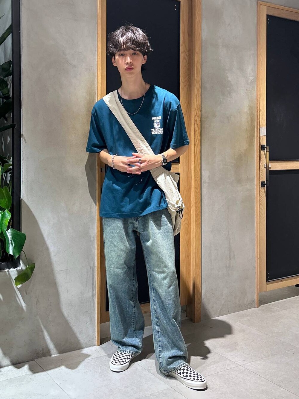 「ラフ、女子ウケ、デート/ロマンティック、春コーデ、夏コーデ、モテ、Tシャツ、ネックレス、ワイドパンツ、RAGEBLUE、カジュアル、個性派、デニムパンツ、ショルダーバッグ」｜「RAGEBLUEの12オンス/ルーズフィットデニムバギーパンツ5P（デニムパンツ、ブルー系）」を使った、 koutaさん（メンズ・173cm）の夏コーディネートの5枚目の写真