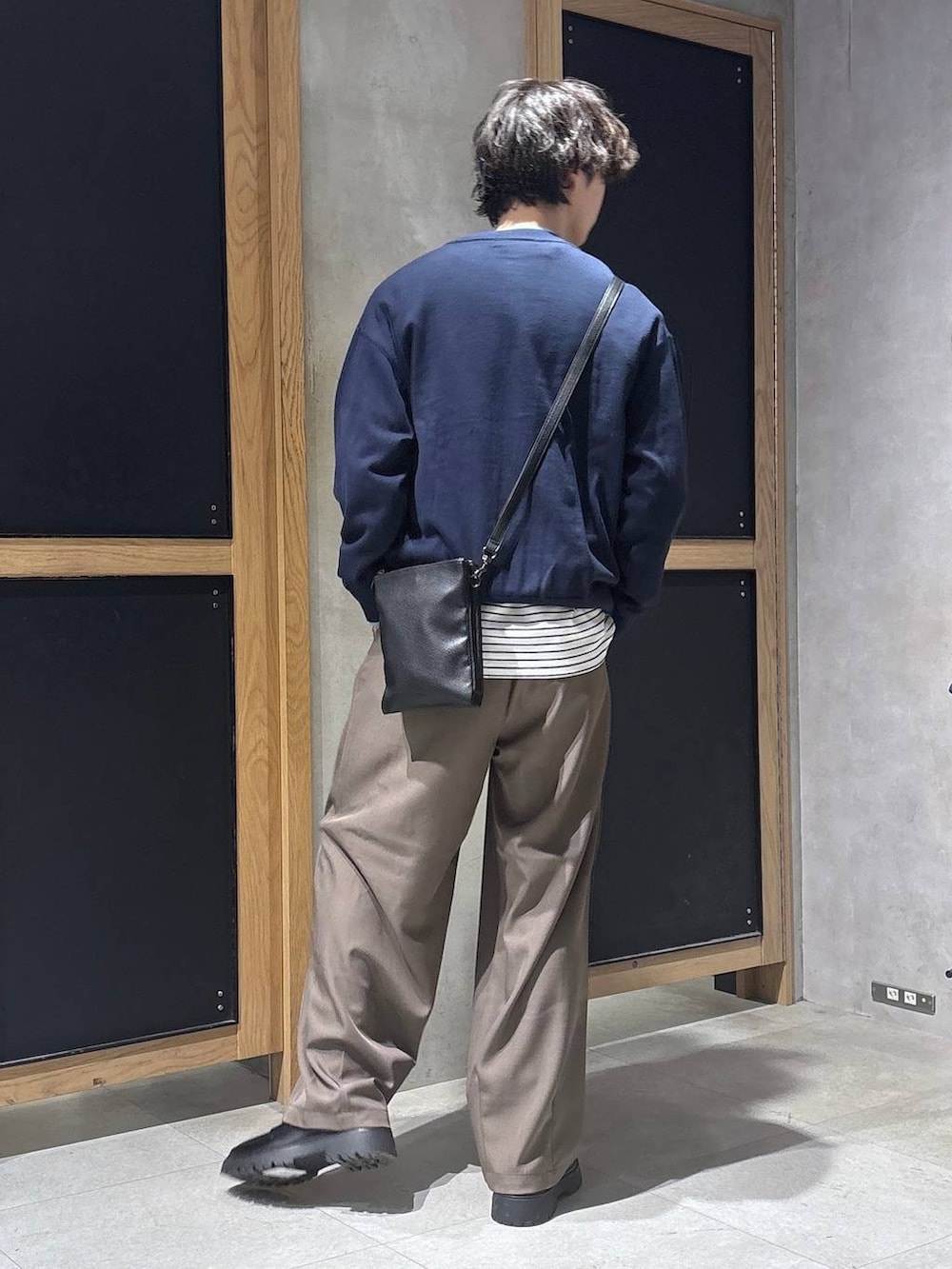 ブラック系のショルダーバッグ、ブラック系のドレスシューズ、ホワイト系のTシャツ/カットソーを着用したメンズの春コーディネートの5枚目の写真